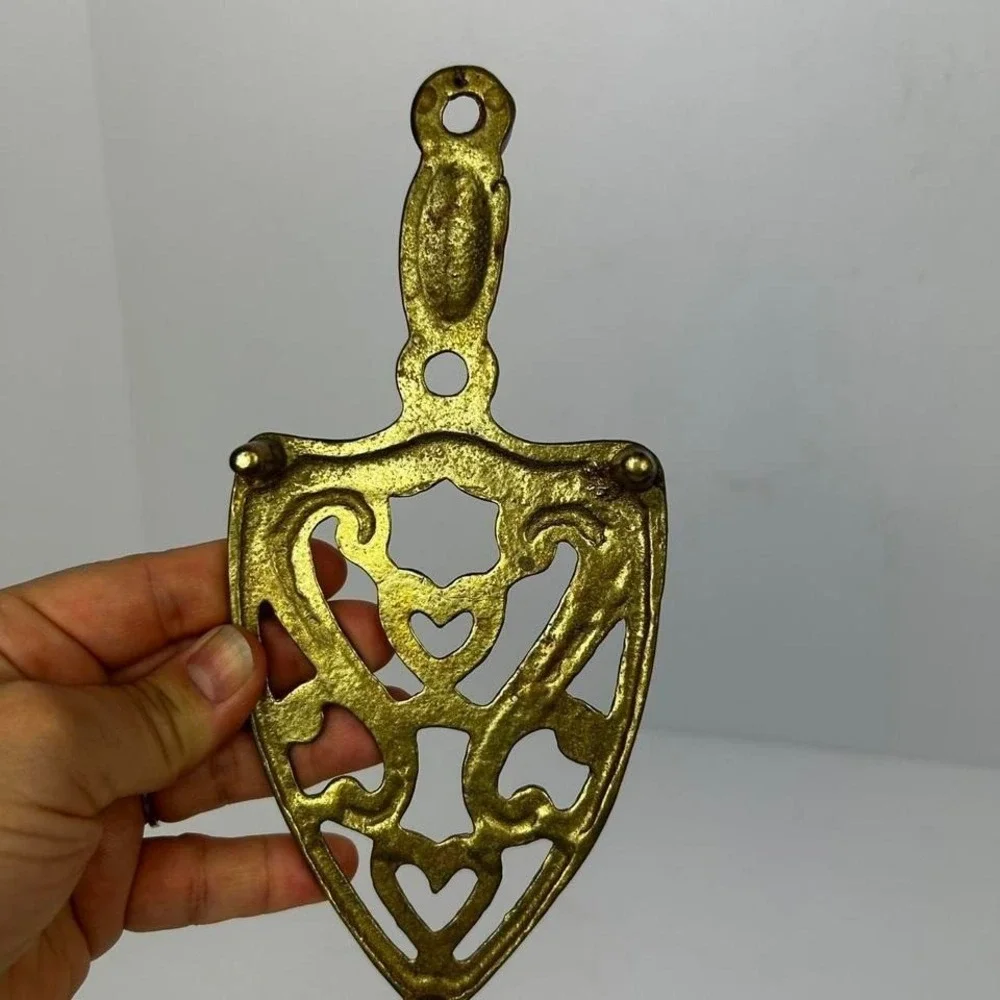 Vtg Cast Iron Gold Three-Legged Shaped Trivet Heart Swirl design Kitchen  Decor
